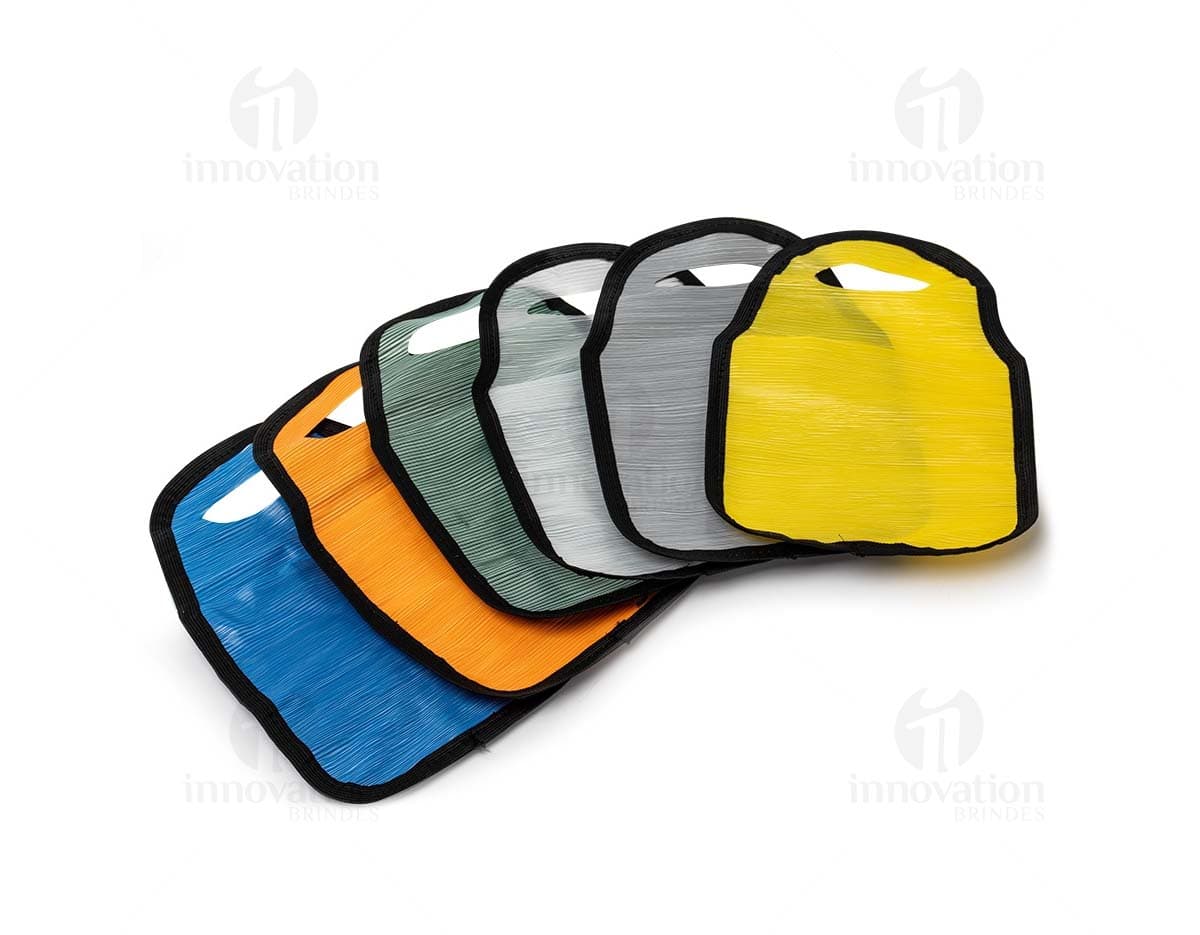 Imagem de um Lixocar de Plástico Reciclável preto e rosa, moderno e elegante. O acessório possui alça, zíper, fivela, logo da marca em couro e é ideal para carregar pequenos objetos em viagens ou no dia a dia.