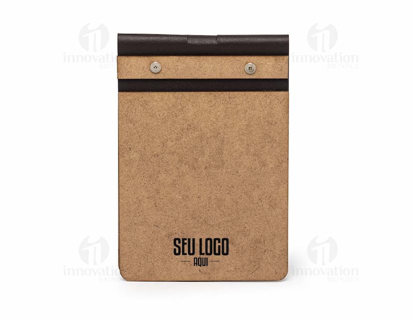 Bloco de anotações ecológico com papel em branco, textura vintage marrom e design retro. Ideal para escrever mensagens, lembretes e notas no escritório. Feito de material isolante e com acabamento texturizado, possui borda de madeira e espaço para escrever. Perfeito para anotações rápidas e organização.