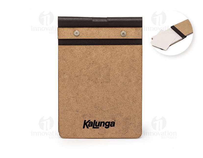 Bloco de anotações ecológico com papel em branco, textura vintage marrom e design retro. Ideal para escrever mensagens, lembretes e notas no escritório. Feito de material isolante e com acabamento texturizado, possui borda de madeira e espaço para escrever. Perfeito para anotações rápidas e organização.