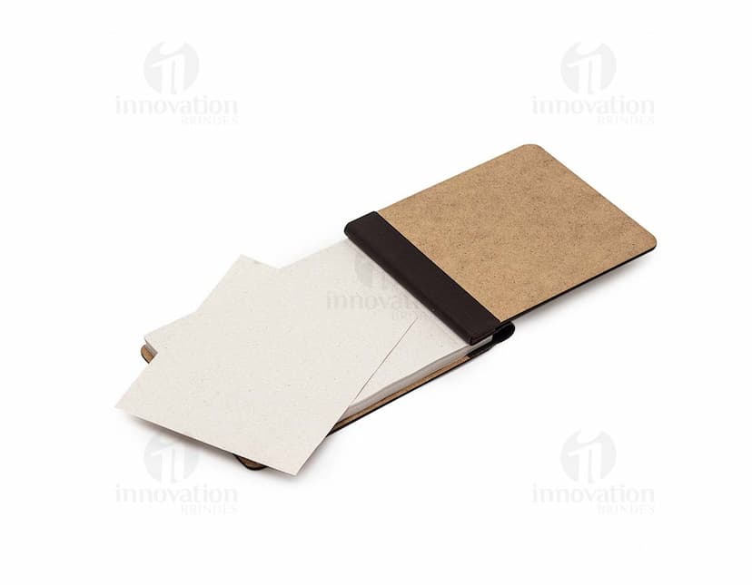Bloco de anotações ecológico com papel em branco, textura vintage marrom e design retro. Ideal para escrever mensagens, lembretes e notas no escritório. Feito de material isolante e com acabamento texturizado, possui borda de madeira e espaço para escrever. Perfeito para anotações rápidas e organização.