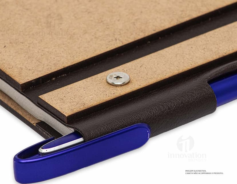 Bloco de anotações ecológico com papel em branco, textura vintage marrom e design retro. Ideal para escrever mensagens, lembretes e notas no escritório. Feito de material isolante e com acabamento texturizado, possui borda de madeira e espaço para escrever. Perfeito para anotações rápidas e organização.