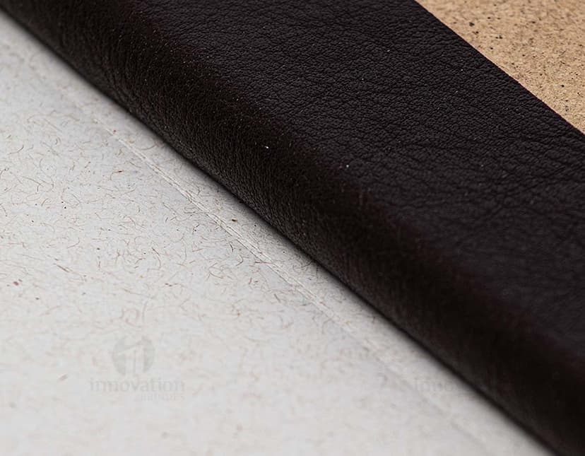 Bloco de anotações ecológico com papel em branco, textura vintage marrom e design retro. Ideal para escrever mensagens, lembretes e notas no escritório. Feito de material isolante e com acabamento texturizado, possui borda de madeira e espaço para escrever. Perfeito para anotações rápidas e organização.