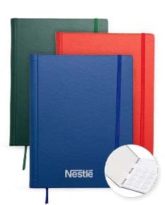 Caderneta de couro sintético para anotações, com design moderno e espaçoso. Perfeita para armazenar dados, informações e documentos importantes. O equipamento possui capa preta, fecho em metal prateado e espaço para guardar papéis e cartões. Ideal para manter a organização no escritório ou em casa.