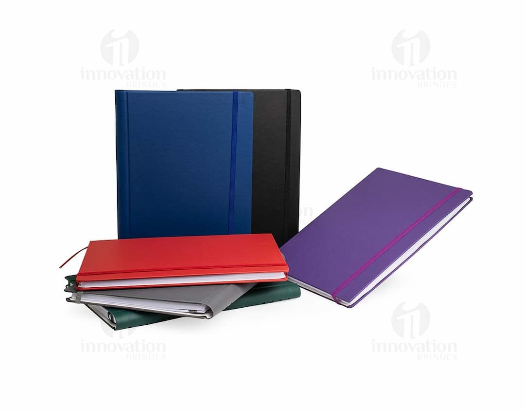 Caderneta de couro sintético para anotações, com design moderno e espaçoso. Perfeita para armazenar dados, informações e documentos importantes. O equipamento possui capa preta, fecho em metal prateado e espaço para guardar papéis e cartões. Ideal para manter a organização no escritório ou em casa.