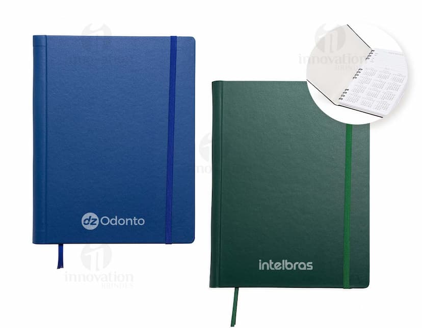 Caderneta de couro sintético para anotações, com design moderno e espaçoso. Perfeita para armazenar dados, informações e documentos importantes. O equipamento possui capa preta, fecho em metal prateado e espaço para guardar papéis e cartões. Ideal para manter a organização no escritório ou em casa.