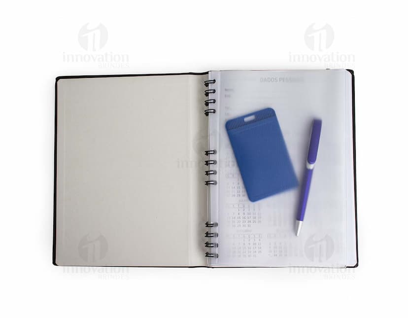 Caderneta de couro sintético para anotações, com design moderno e espaçoso. Perfeita para armazenar dados, informações e documentos importantes. O equipamento possui capa preta, fecho em metal prateado e espaço para guardar papéis e cartões. Ideal para manter a organização no escritório ou em casa.