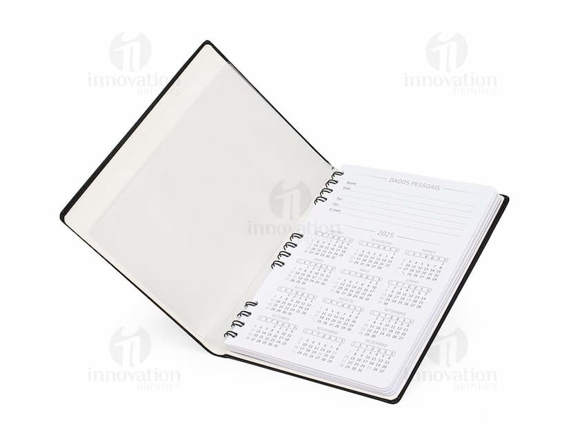 Caderneta de couro sintético para anotações, com design moderno e espaçoso. Perfeita para armazenar dados, informações e documentos importantes. O equipamento possui capa preta, fecho em metal prateado e espaço para guardar papéis e cartões. Ideal para manter a organização no escritório ou em casa.
