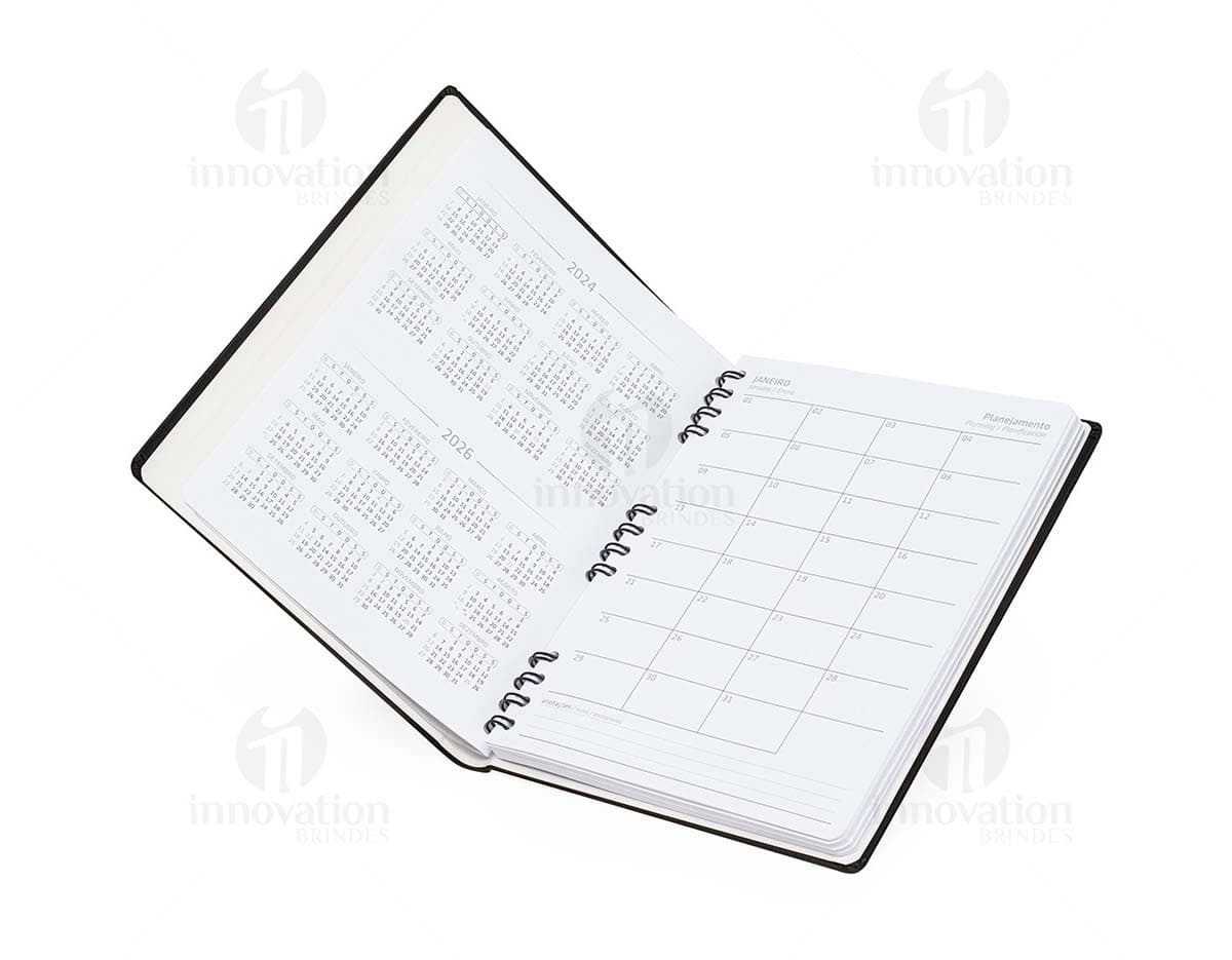 Caderneta de couro sintético para anotações, com design moderno e espaçoso. Perfeita para armazenar dados, informações e documentos importantes. O equipamento possui capa preta, fecho em metal prateado e espaço para guardar papéis e cartões. Ideal para manter a organização no escritório ou em casa.