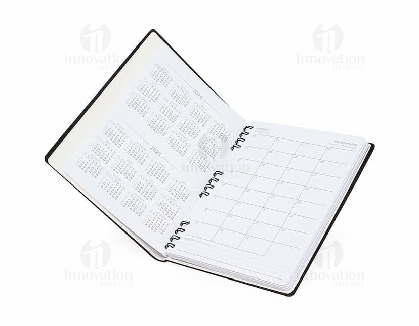 Caderneta de couro sintético para anotações, com design moderno e espaçoso. Perfeita para armazenar dados, informações e documentos importantes. O equipamento possui capa preta, fecho em metal prateado e espaço para guardar papéis e cartões. Ideal para manter a organização no escritório ou em casa.