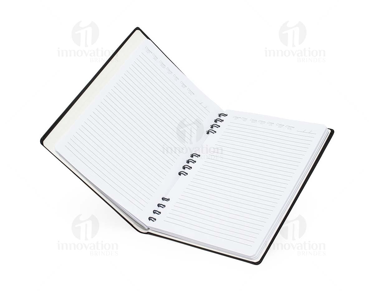 Caderneta de couro sintético para anotações, com design moderno e espaçoso. Perfeita para armazenar dados, informações e documentos importantes. O equipamento possui capa preta, fecho em metal prateado e espaço para guardar papéis e cartões. Ideal para manter a organização no escritório ou em casa.