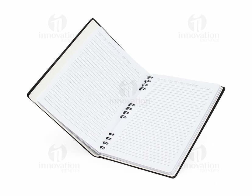 Caderneta de couro sintético para anotações, com design moderno e espaçoso. Perfeita para armazenar dados, informações e documentos importantes. O equipamento possui capa preta, fecho em metal prateado e espaço para guardar papéis e cartões. Ideal para manter a organização no escritório ou em casa.