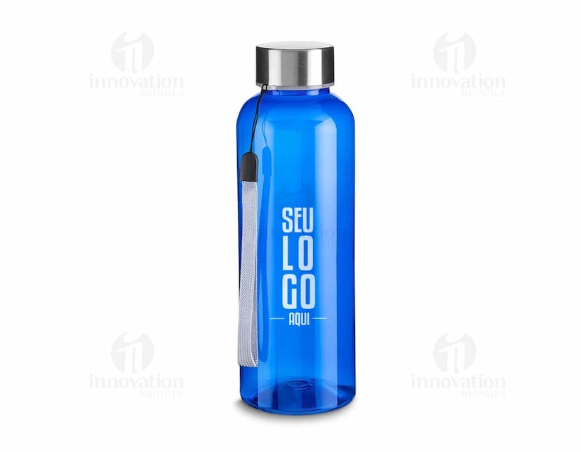 Garrafa plástica de 500ml em cor amarela, com tampa de metal e design transparente. A garrafa contém líquido e está próxima de um frasco de cremes e um frasco de perfume. A imagem mostra objetos de cuidados de higiene e beleza no banheiro.