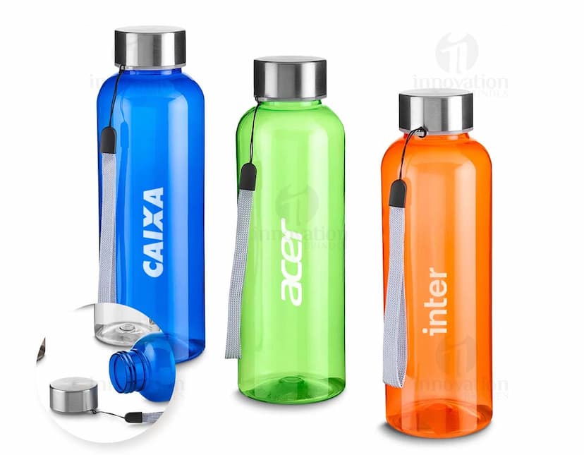 Garrafa plástica de 500ml em cor amarela, com tampa de metal e design transparente. A garrafa contém líquido e está próxima de um frasco de cremes e um frasco de perfume. A imagem mostra objetos de cuidados de higiene e beleza no banheiro.