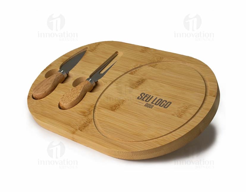 Kit queijo 3 peças em couro marrom, contendo faca, espátula e garfo. Ideal para degustar snacks saudáveis como nozes, pães e frutas. Feito com materiais naturais e orgânicos, perfeito para refeições nutritivas e saborosas. Ideal para amantes de queijo e aperitivos.