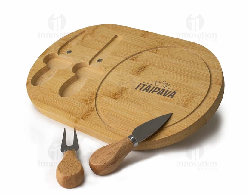 Kit queijo 3 peças em couro marrom, contendo faca, espátula e garfo. Ideal para degustar snacks saudáveis como nozes, pães e frutas. Feito com materiais naturais e orgânicos, perfeito para refeições nutritivas e saborosas. Ideal para amantes de queijo e aperitivos.