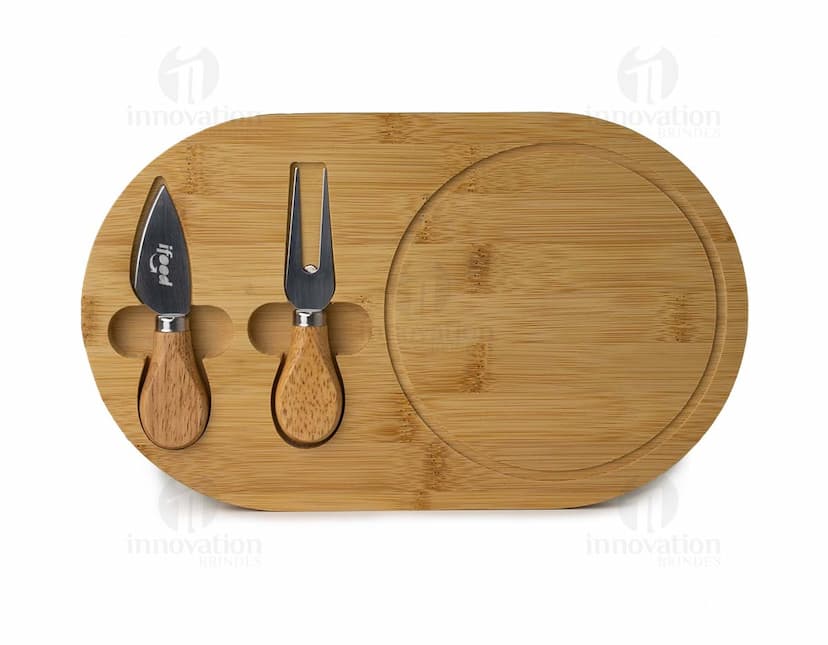 Kit queijo 3 peças em couro marrom, contendo faca, espátula e garfo. Ideal para degustar snacks saudáveis como nozes, pães e frutas. Feito com materiais naturais e orgânicos, perfeito para refeições nutritivas e saborosas. Ideal para amantes de queijo e aperitivos.