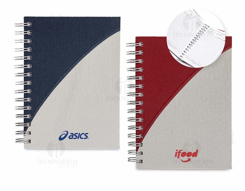 Agenda Diária 2025 com capa preta, espiral, espaço para escrever notas, listas e compromissos, design moderno, feita em metal e papel, ideal para organizar o dia a dia no trabalho, na escola ou em reuniões de negócios.