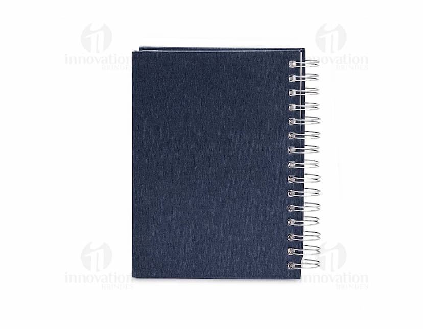 Agenda Diária 2025 com capa preta, espiral, espaço para escrever notas, listas e compromissos, design moderno, feita em metal e papel, ideal para organizar o dia a dia no trabalho, na escola ou em reuniões de negócios.