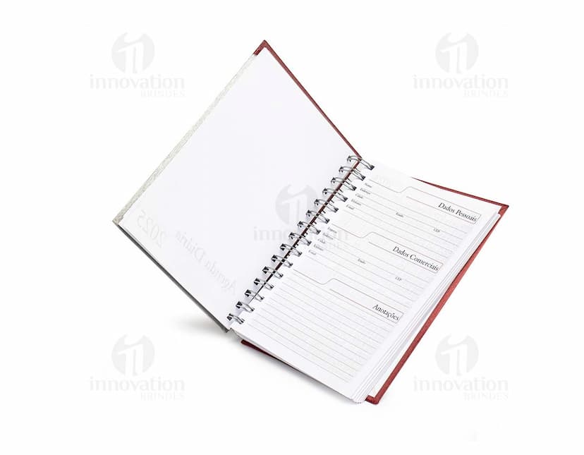Agenda Diária 2025 com capa preta, espiral, espaço para escrever notas, listas e compromissos, design moderno, feita em metal e papel, ideal para organizar o dia a dia no trabalho, na escola ou em reuniões de negócios.