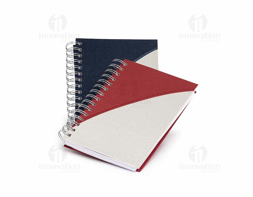 Agenda Diária 2025 com capa preta, espiral, espaço para escrever notas, listas e compromissos, design moderno, feita em metal e papel, ideal para organizar o dia a dia no trabalho, na escola ou em reuniões de negócios.