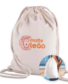 Mochila em algodão: contém uma sacola grande em algodão, de cor clara e resistente. Ideal para transportar objetos, alimentos e bebidas, como garrafas de água e recipientes de plástico. Ótima opção para quem busca praticidade e durabilidade no dia a dia.