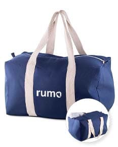 Mala esportiva em algodão preto com fecho de zíper, alça ajustável, bolsos e design moderno e casual. Ideal para viagens, academia ou uso diário.