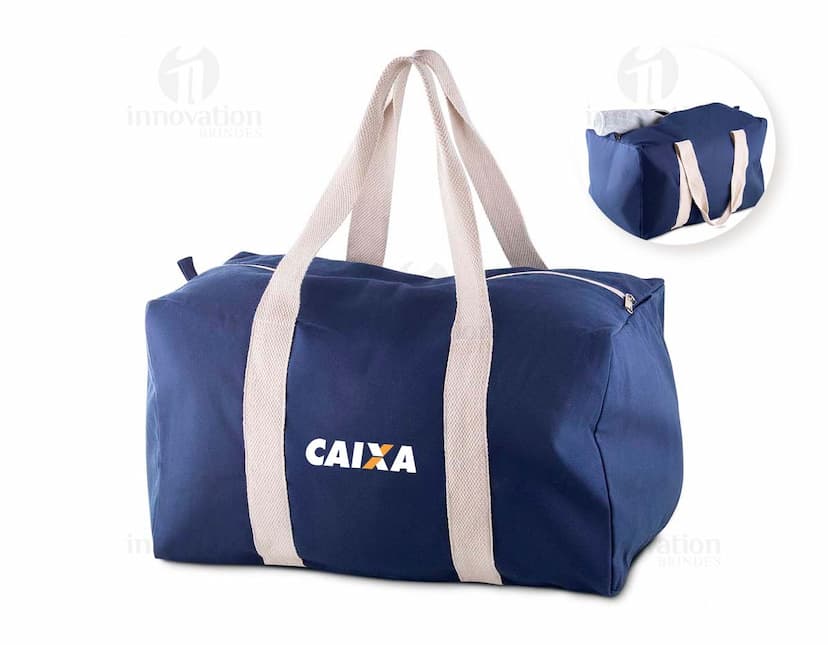 Mala esportiva em algodão preto com fecho de zíper, alça ajustável, bolsos e design moderno e casual. Ideal para viagens, academia ou uso diário.