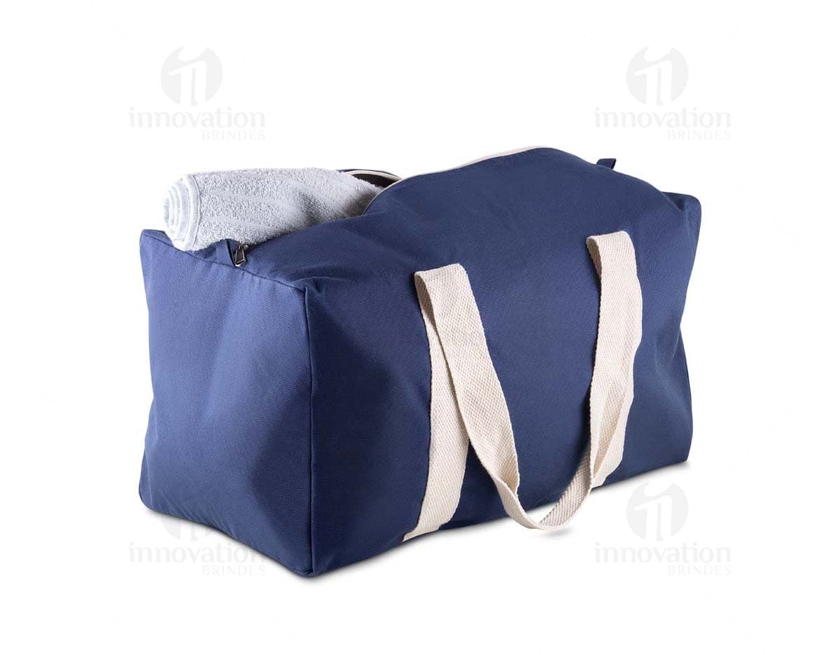 Mala esportiva em algodão preto com fecho de zíper, alça ajustável, bolsos e design moderno e casual. Ideal para viagens, academia ou uso diário.