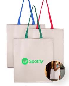 Sacola em Algodão marrom vazio, em um fundo branco. A sacola tem alças e possui um design elegante e casual. Ideal para presentes, compras e transporte de objetos.
