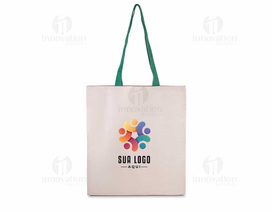 Sacola em Algodão marrom vazio, em um fundo branco. A sacola tem alças e possui um design elegante e casual. Ideal para presentes, compras e transporte de objetos.