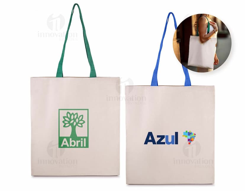 Sacola em Algodão marrom vazio, em um fundo branco. A sacola tem alças e possui um design elegante e casual. Ideal para presentes, compras e transporte de objetos.
