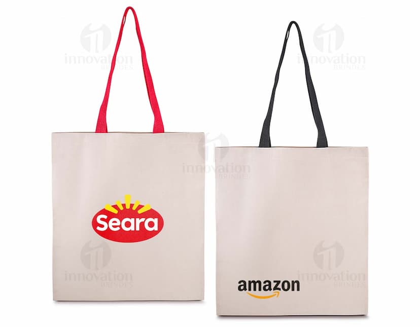 Sacola em Algodão marrom vazio, em um fundo branco. A sacola tem alças e possui um design elegante e casual. Ideal para presentes, compras e transporte de objetos.