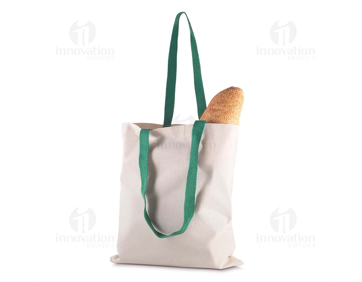 Sacola em Algodão marrom vazio, em um fundo branco. A sacola tem alças e possui um design elegante e casual. Ideal para presentes, compras e transporte de objetos.