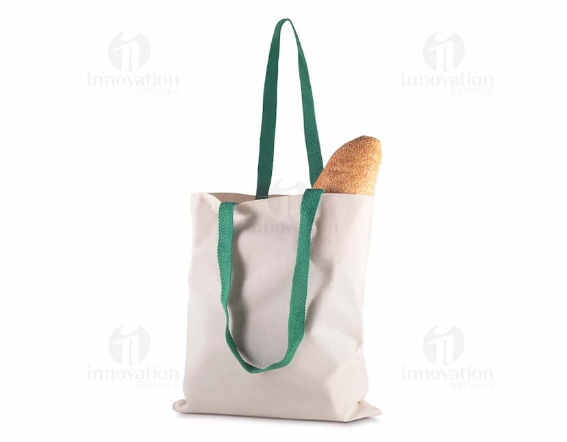 Sacola em Algodão marrom vazio, em um fundo branco. A sacola tem alças e possui um design elegante e casual. Ideal para presentes, compras e transporte de objetos.