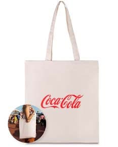 Sacola em algodão marrom com alça de couro, fecho de zíper e detalhes em metal. Produto moderno e elegante, ideal para compras e presentes. Elegância e segurança em um único acessório.