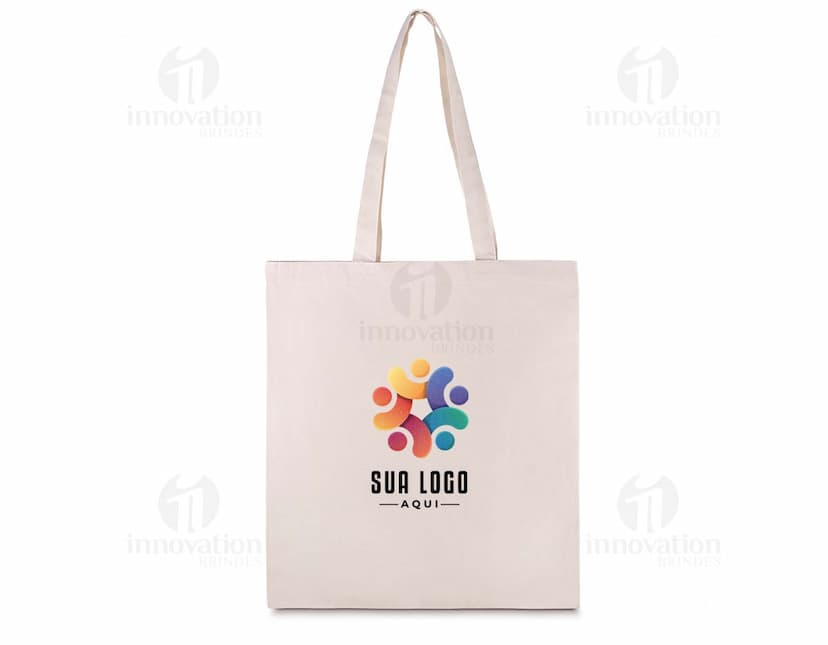 Sacola em algodão marrom com alça de couro, fecho de zíper e detalhes em metal. Produto moderno e elegante, ideal para compras e presentes. Elegância e segurança em um único acessório.