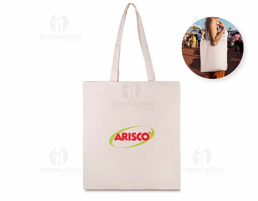 Sacola em algodão marrom com alça de couro, fecho de zíper e detalhes em metal. Produto moderno e elegante, ideal para compras e presentes. Elegância e segurança em um único acessório.
