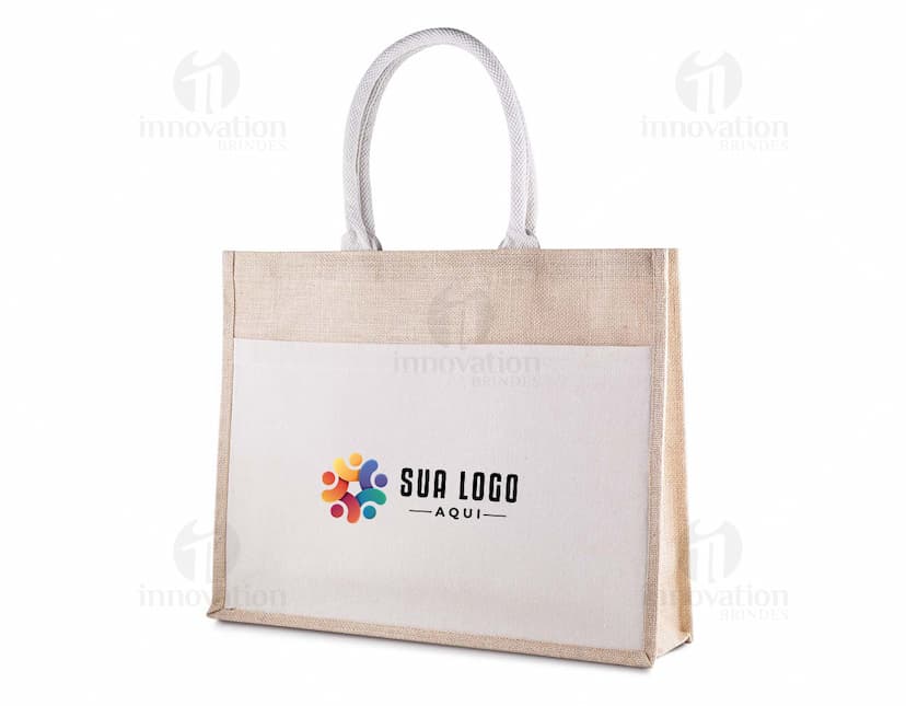 Sacola em algodão e juta com design moderno e resistente. Possui alças de couro e fecho de metal para garantir a segurança dos objetos. Ideal para compras, presente ou uso no dia a dia. Produto de alta qualidade e durabilidade.