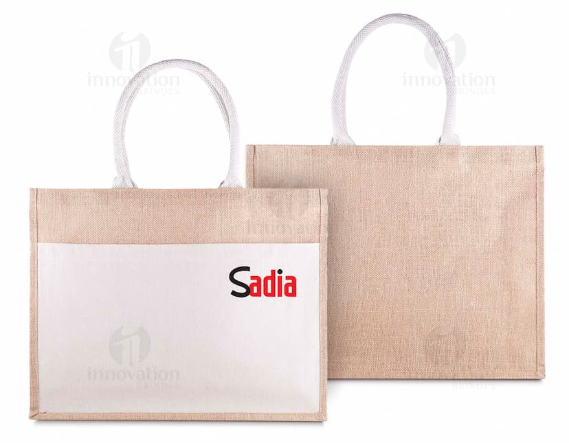 Sacola em algodão e juta com design moderno e resistente. Possui alças de couro e fecho de metal para garantir a segurança dos objetos. Ideal para compras, presente ou uso no dia a dia. Produto de alta qualidade e durabilidade.