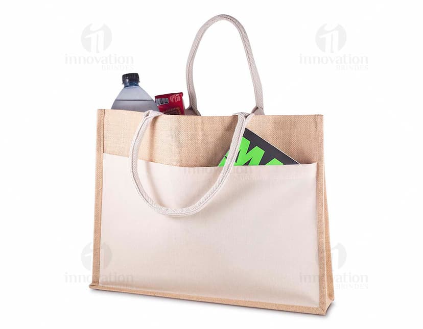 Sacola em algodão e juta com design moderno e resistente. Possui alças de couro e fecho de metal para garantir a segurança dos objetos. Ideal para compras, presente ou uso no dia a dia. Produto de alta qualidade e durabilidade.