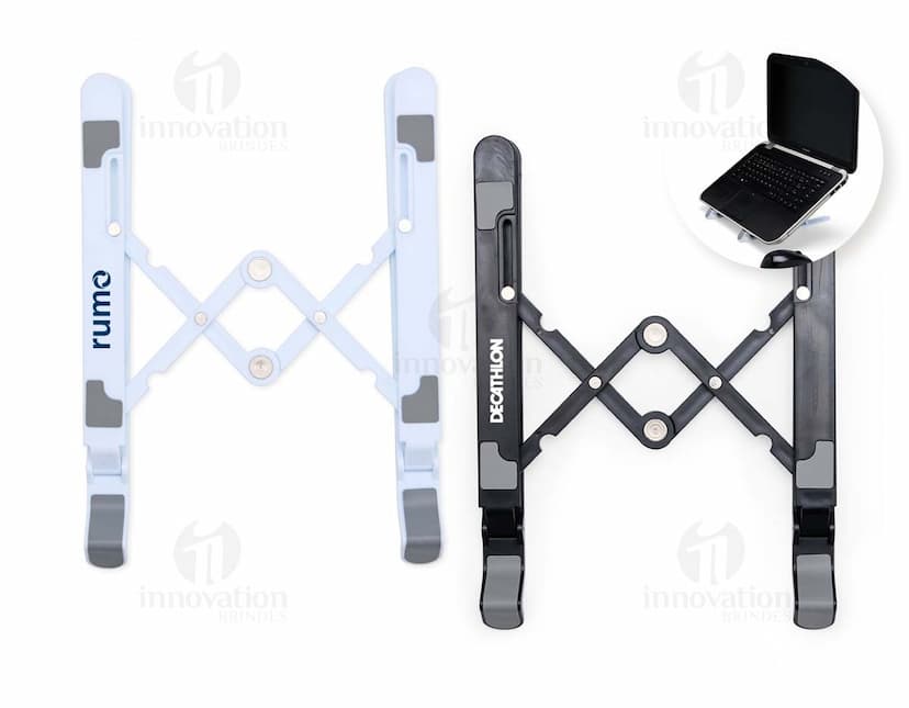 Suporte retrátil para notebook em metal prateado, design industrial e tecnológico. Inclui suporte, assento, Equipamento eletrônico e dispositivo de comunicação.