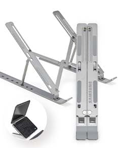Suporte retrátil para notebook feito de metal e aço, sendo uma ferramenta tecnológica e moderna para facilitar o uso do dispositivo.