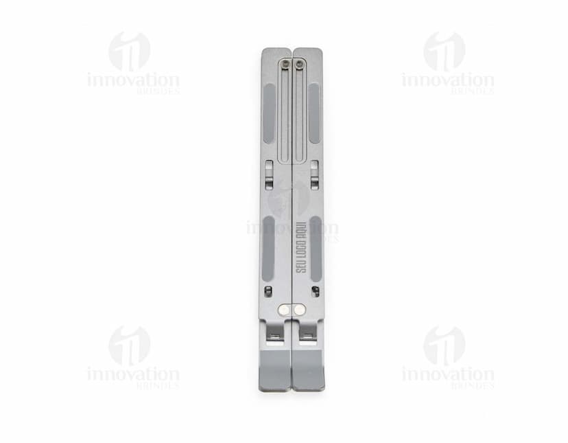 Suporte retrátil para notebook feito de metal e aço, sendo uma ferramenta tecnológica e moderna para facilitar o uso do dispositivo.