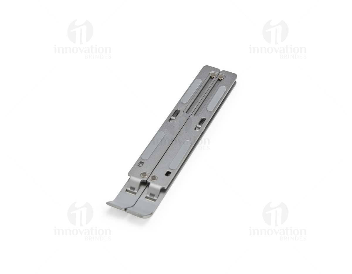 Suporte retrátil para notebook feito de metal e aço, sendo uma ferramenta tecnológica e moderna para facilitar o uso do dispositivo.