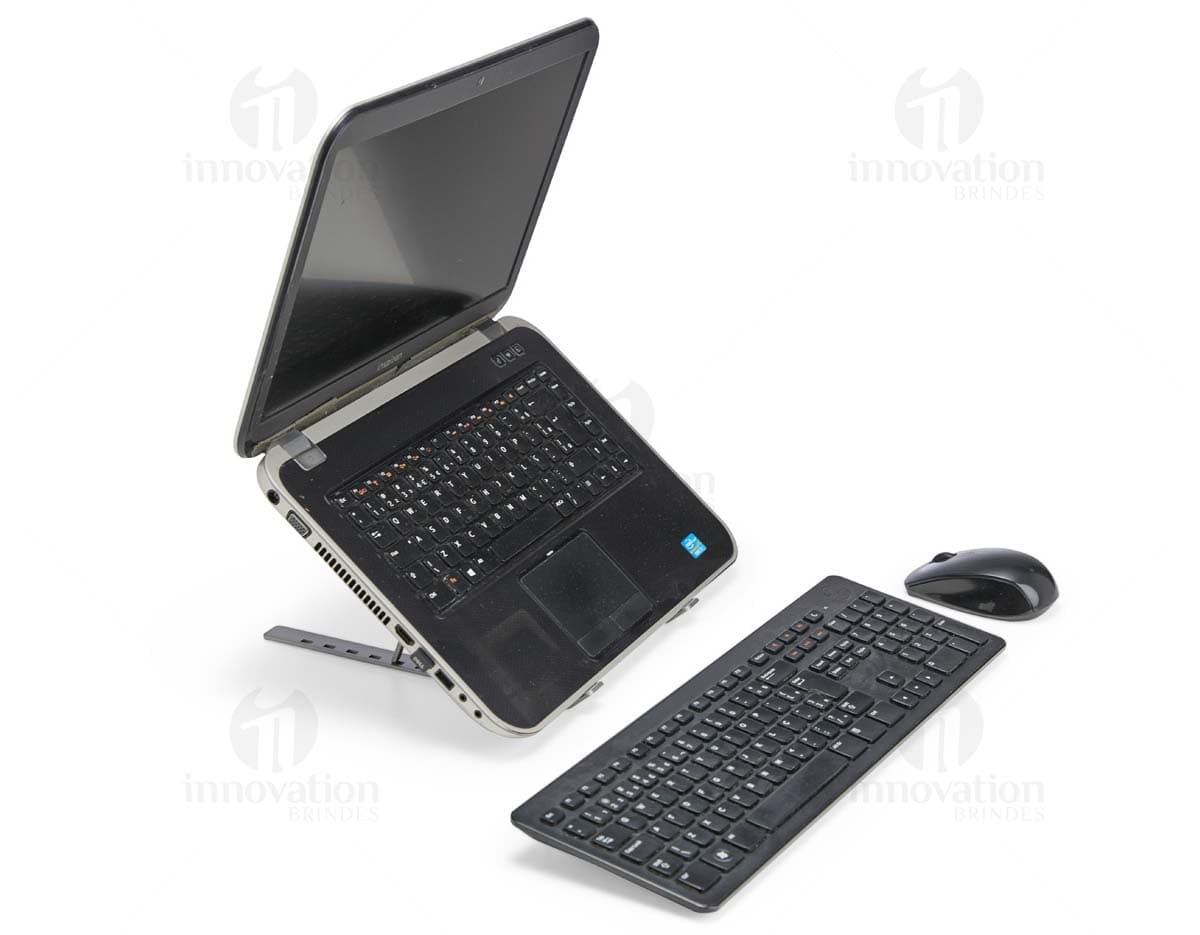Suporte retrátil para notebook feito de metal e aço, sendo uma ferramenta tecnológica e moderna para facilitar o uso do dispositivo.