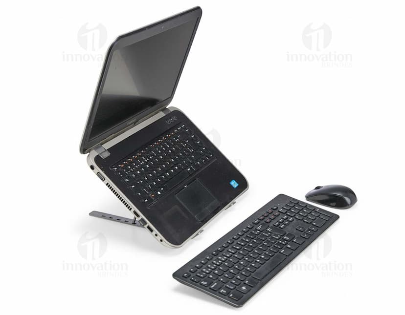 Suporte retrátil para notebook feito de metal e aço, sendo uma ferramenta tecnológica e moderna para facilitar o uso do dispositivo.