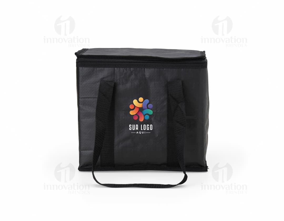 Mala térmica de 12 litros com design moderno e elegante, ideal para transportar alimentos e bebidas de forma prática e segura. A imagem mostra uma pessoa sorridente, segurando a bolsa térmica em um ambiente de compras, transmitindo felicidade e praticidade.