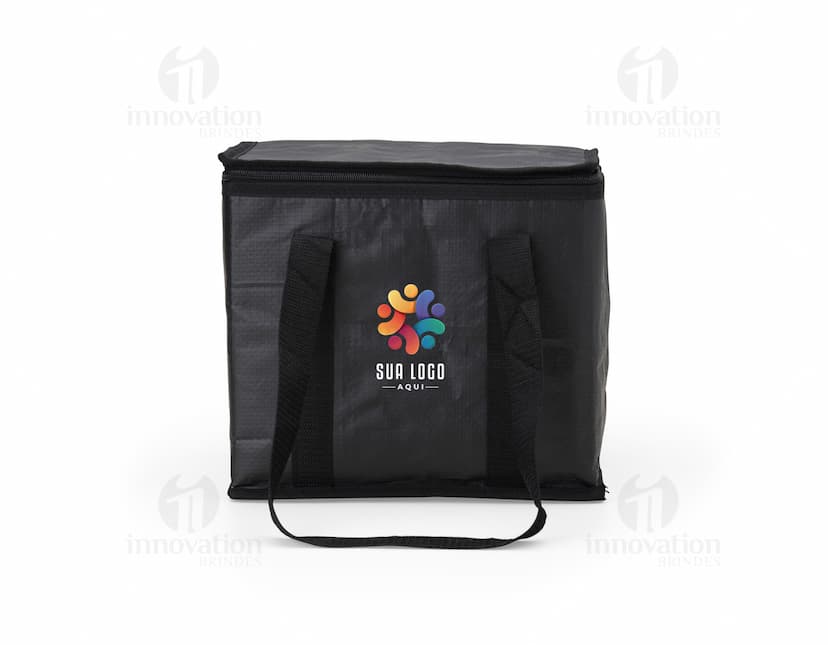 Mala térmica de 12 litros com design moderno e elegante, ideal para transportar alimentos e bebidas de forma prática e segura. A imagem mostra uma pessoa sorridente, segurando a bolsa térmica em um ambiente de compras, transmitindo felicidade e praticidade.