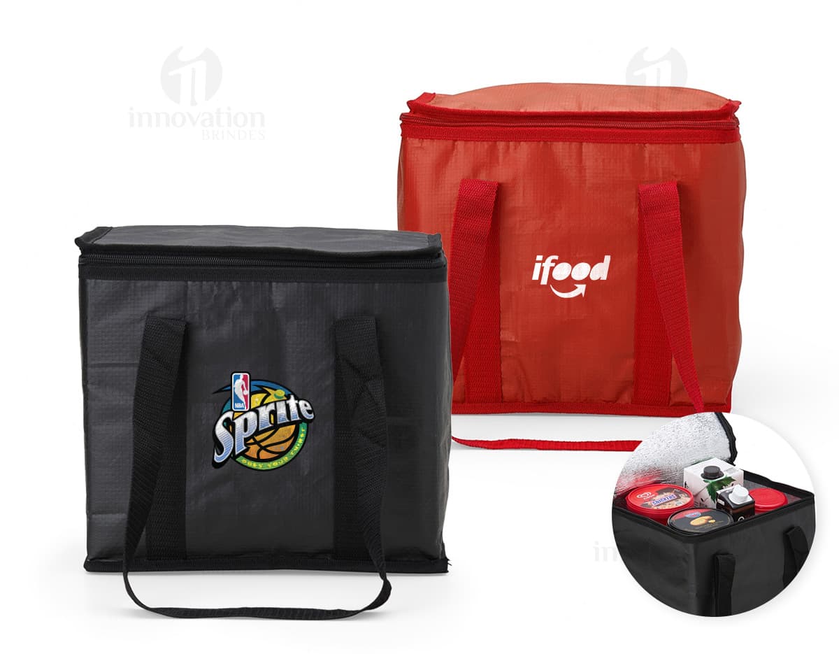 Mala térmica de 12 litros com design moderno e elegante, ideal para transportar alimentos e bebidas de forma prática e segura. A imagem mostra uma pessoa sorridente, segurando a bolsa térmica em um ambiente de compras, transmitindo felicidade e praticidade.