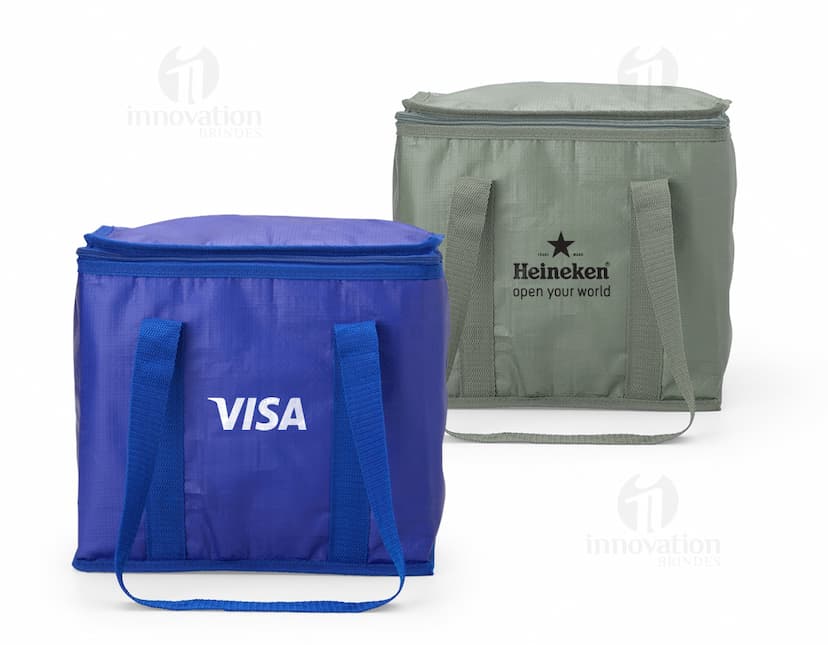 Mala térmica de 12 litros com design moderno e elegante, ideal para transportar alimentos e bebidas de forma prática e segura. A imagem mostra uma pessoa sorridente, segurando a bolsa térmica em um ambiente de compras, transmitindo felicidade e praticidade.
